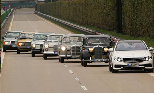 Несколько поколений автомобилей Mercedes в одном фото. 
