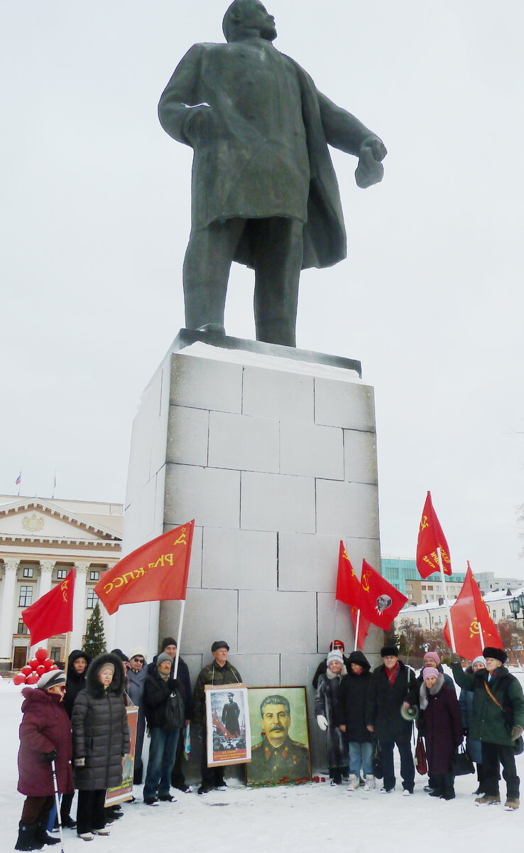 Тюменские коммунисты 21 декабря 2023 г. у памятника В.И. Ленину
