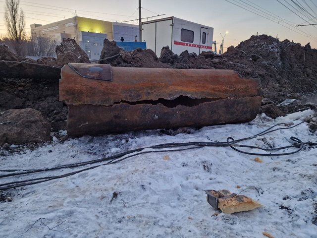    Магистральная труба проржавела и лопнула вдоль