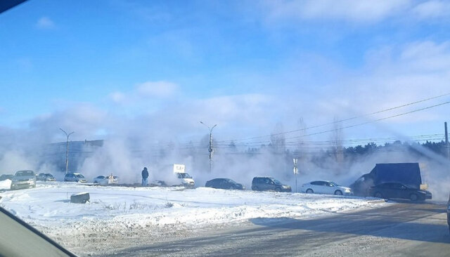    Из-за порыва на теплосети случился транспортный коллапс, дорогу заволокло паром, и водители ехали вслепую