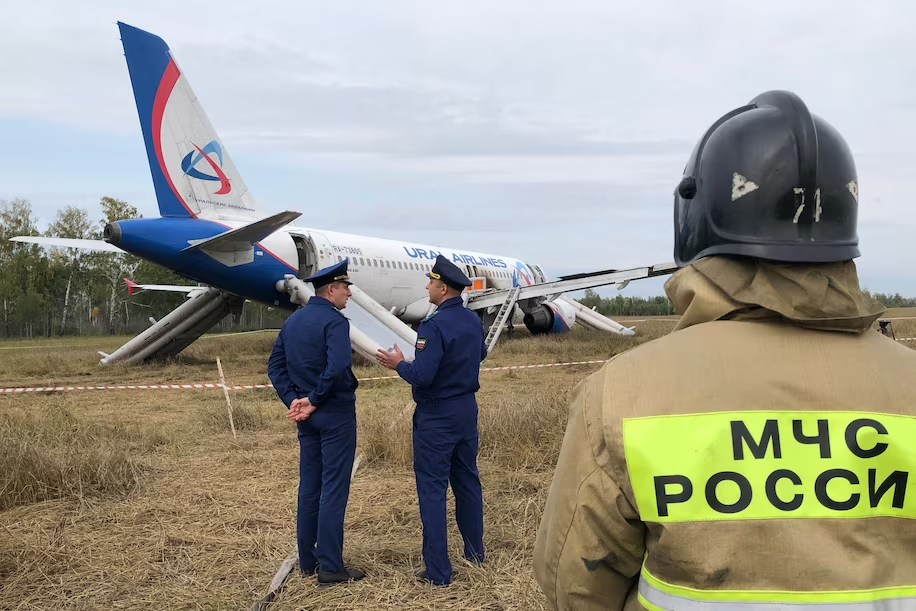 Сотрудники правоохранительных органов возле пассажирского A320 авиакомпании "Уральские авиалинии" в поле в Новосибирской области в сентябре. Фото: Владимир Николаев / AFP / Getty Images