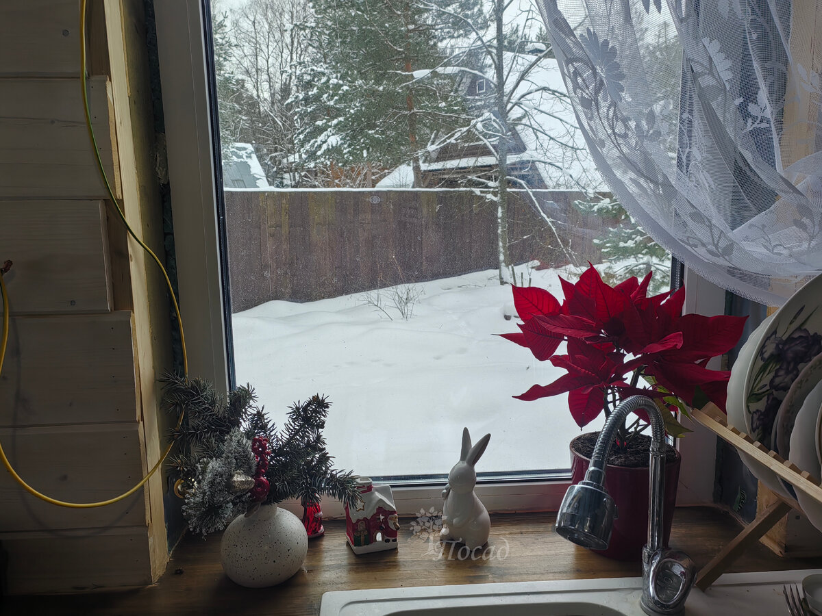 Ремонт ещё в процессе. Но хочется тепла и уюта. Окно не открывается совсем, глухое. А подоконник совмещён со столешницей. Получилась небольшая полочка.