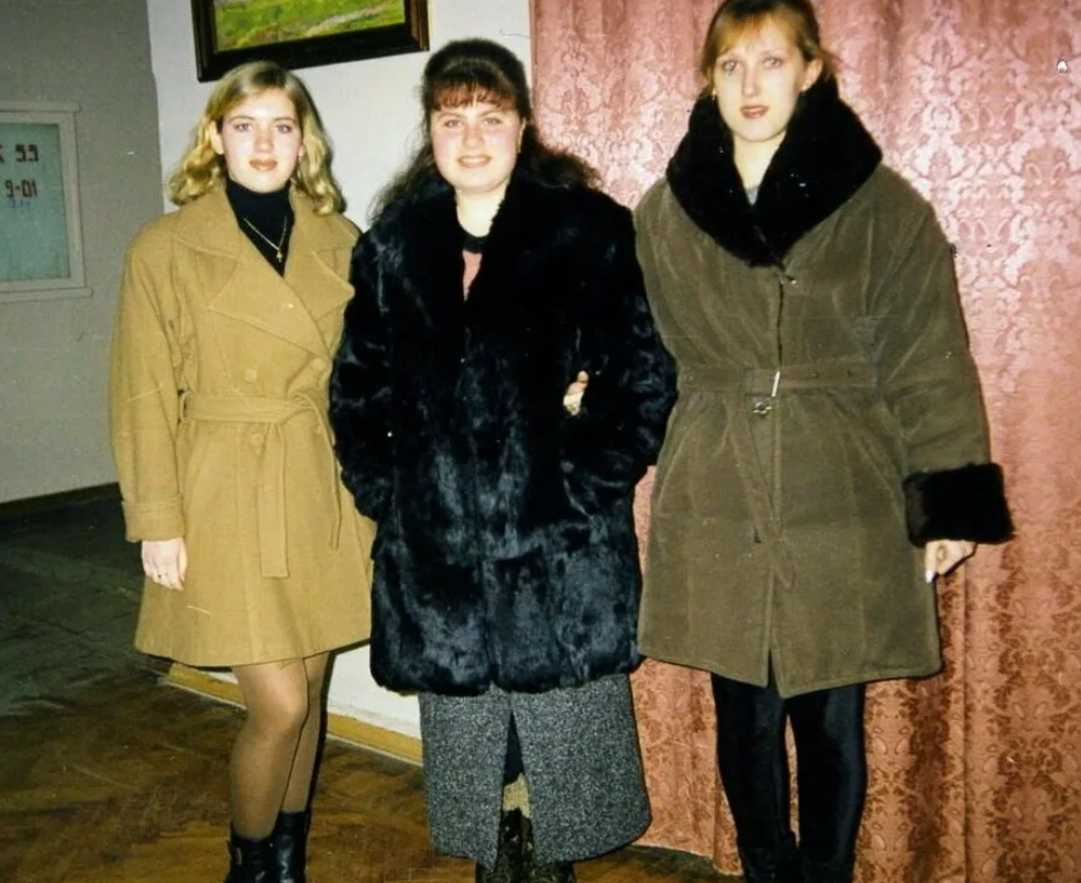Как ходили люди в 90. Мода лихих 90х. Пальто 90-х годов женское. Одежда из 90-х. Верхняя одежда 90-х годов.