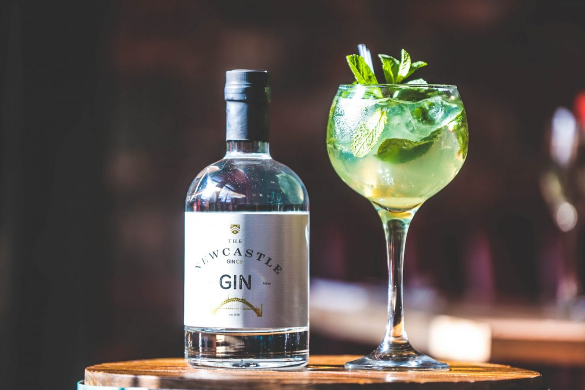 Что такое джин напиток. Gintl Джин. Джин абсент коктейль. Gin Tonic коктейль. Gin алкоголь