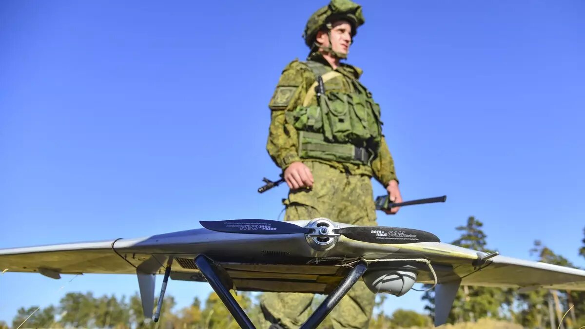     Ростов и Ростовская область входят в зону террористических интересов Украины. Поэтому нанести урон донскому краю для «киевского режима» было бы лакомой целью, сообщил RostovGazeta политолог Александр Сухарь.