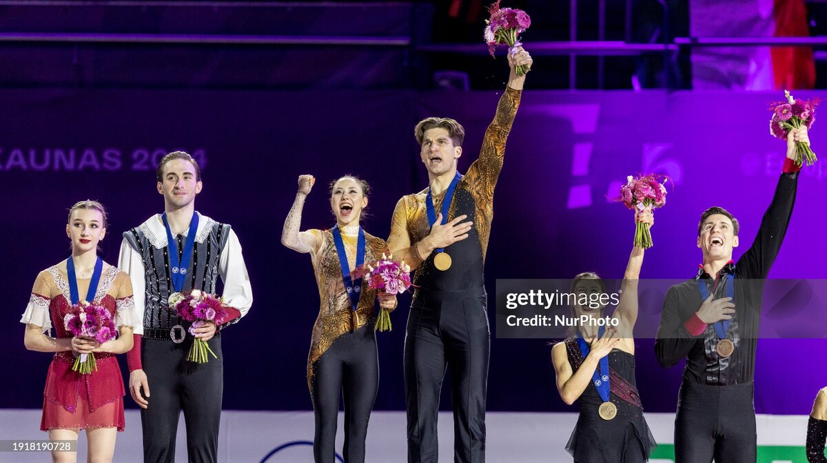 Тут, кажется, творится кое-что любопытное: итальянская сборная празднует победу над грузинской...