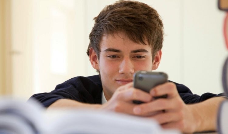    Как думаете, сколько можно пользоваться смартфоном?