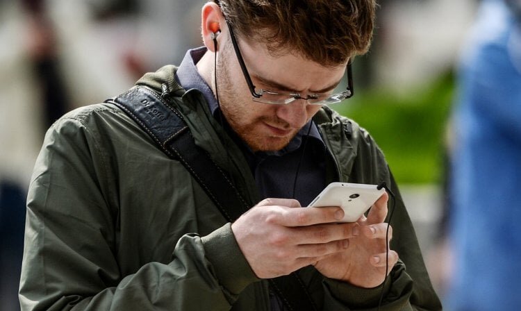    Долгое времяпровождение с телефоном вызывает проблемы с глазами и не только
