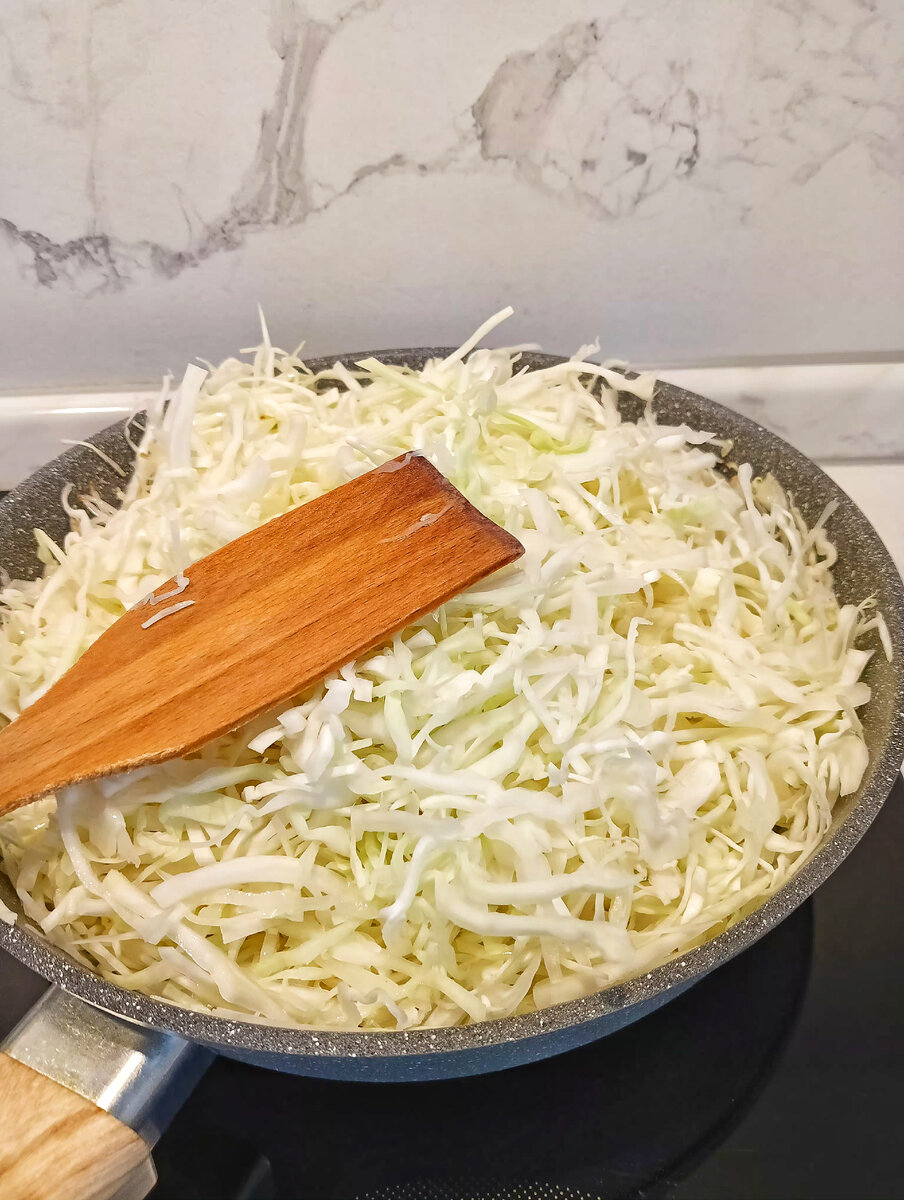 Для начала тушим капусту с луком и морковью. Пока капуста отстывает, делаем тесто. 