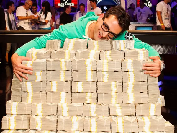 Эсфандиари со своим выигрышем в $18 млн.