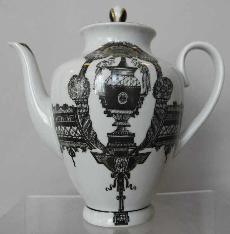 Предметы сервиза "Впечатление". 1981. Кофейник с крышкой. Фарфор, роспись надглазурная монохромная, позолота, цировка. Федеральное государственное бюджетное учреждение культуры "Государственный Эрмитаж". Листаем галерею вправо.