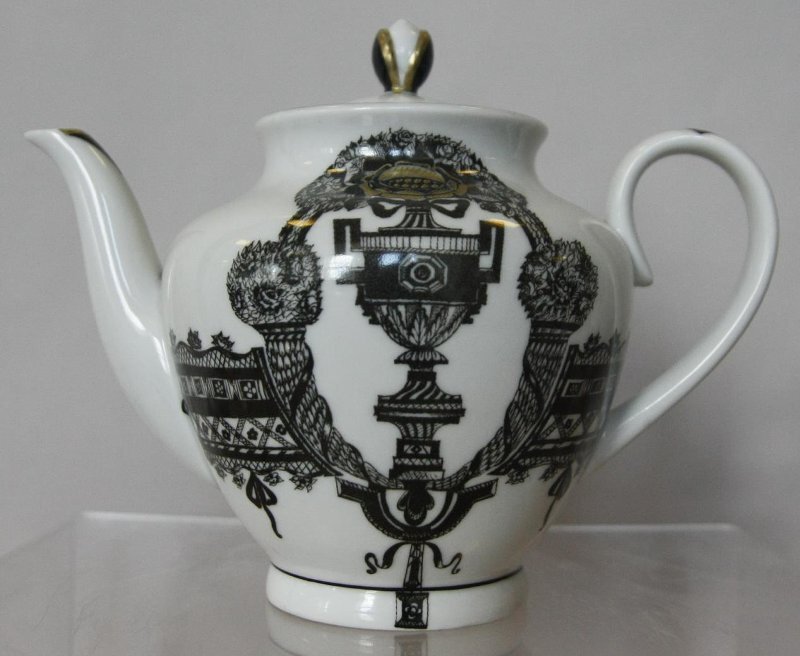 Предметы сервиза "Впечатление". 1981. Чайник с крышкой. Фарфор, роспись надглазурная монохромная, позолота, цировка. Федеральное государственное бюджетное учреждение культуры "Государственный Эрмитаж".