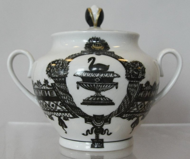 Предметы сервиза "Впечатление". 1981. Сахарница с крышкой. Фарфор, роспись надглазурная монохромная, позолота, цировка. Федеральное государственное бюджетное учреждение культуры "Государственный Эрмитаж".