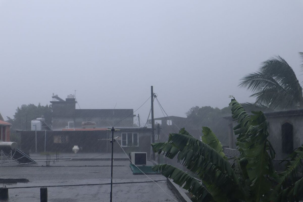 Из окна не видно гору из-за дождя и тумана