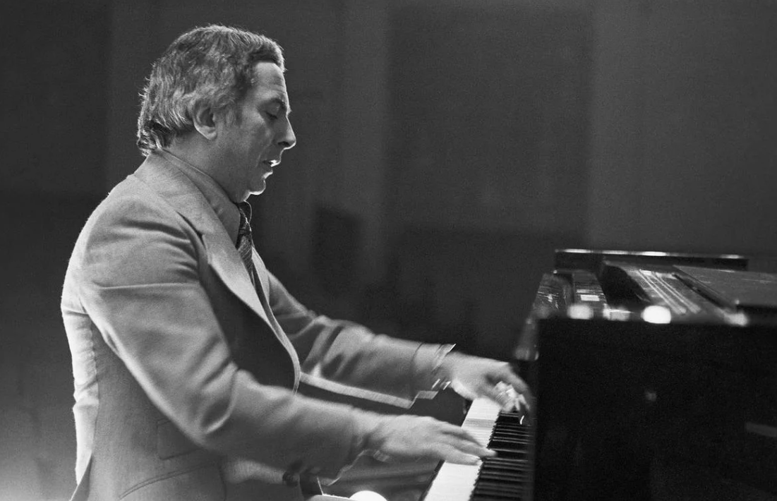 Если не писать первым. Никогда не пишет но всегда отвечает. Цитаты если человек не пишет. Почему мальчики не пишут первыми. Девушка пишет парню первой.