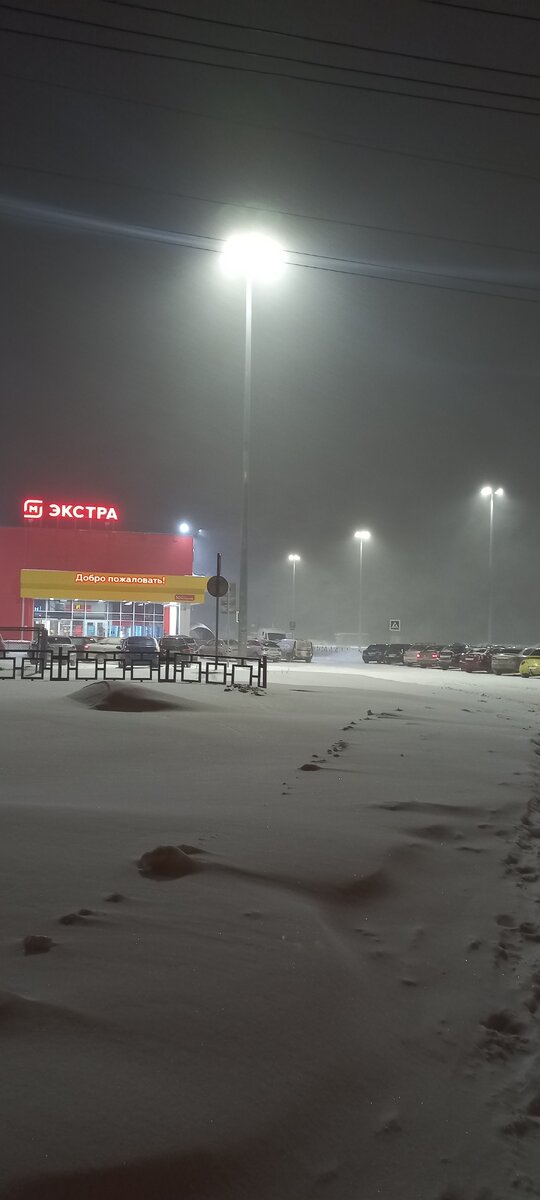 Хоть её не особо видно, вчерашнюю метель, но она была