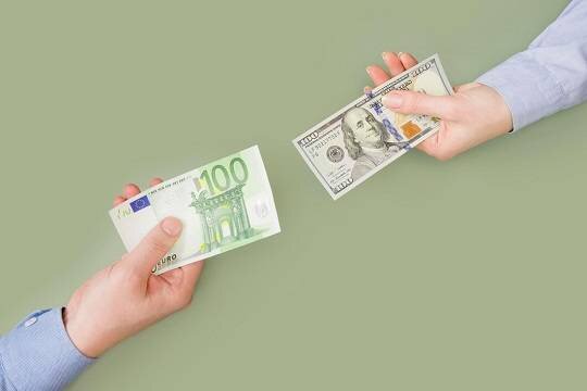    Курс евро впервые резко снизился с июня
