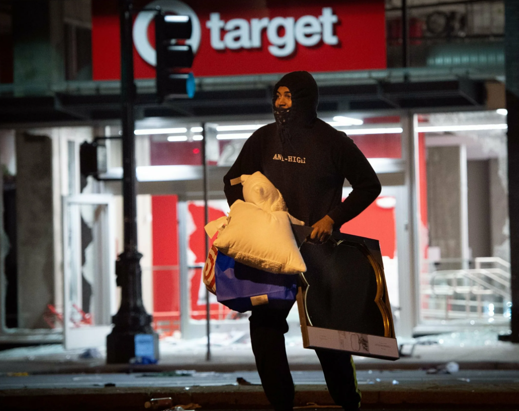 Мужчина с укравшим товаром. Фото Яндекс. Картинки