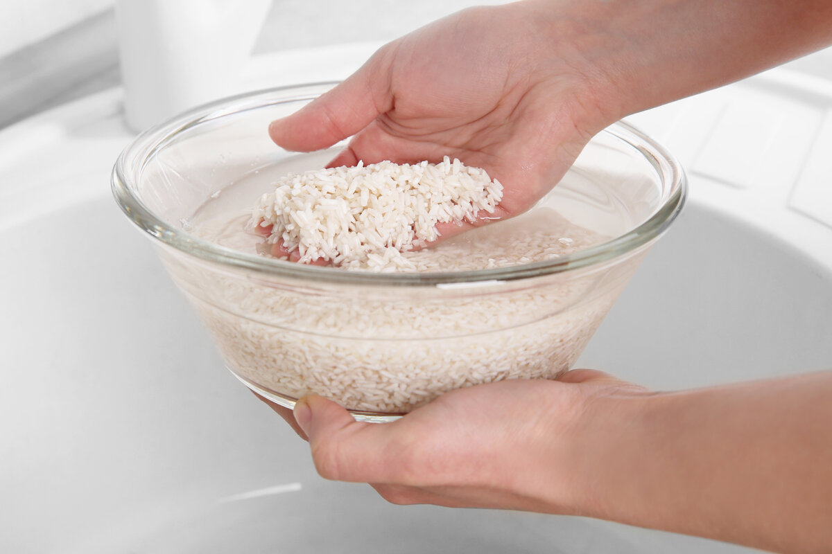    Мы привыкли считать, что нужно мыть рис перед готовкой, чтобы он не слипся, но реальная польза от полоскания совсем иная.Фото: Shutterstock.com