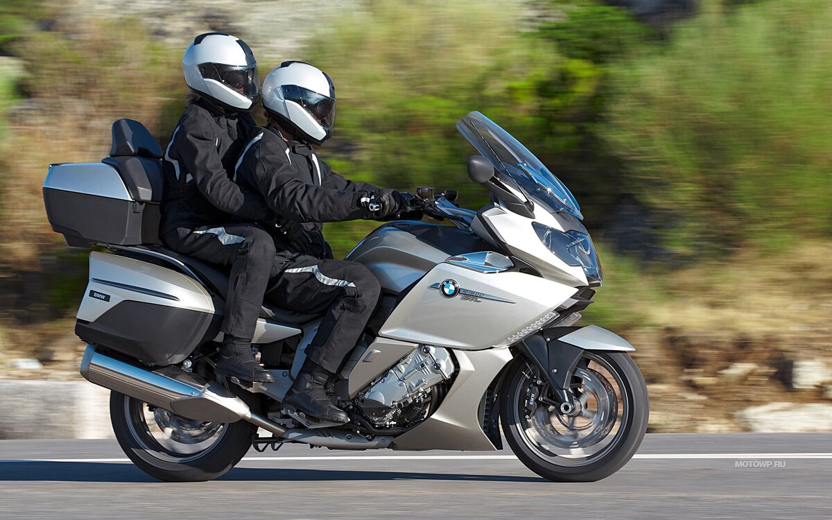 Выбрать мотоцикл – та еще задача, особенно когда они все нравятся, но езда – чисто практичное занятие, а потому и мотоцикл выбирается по конкретным особенностям. Спорт-турист является одним из самых распространенных, он привлекает своим внешним видом и спортивными характеристиками. Чисто спортивные мотоциклы не приспособлены для дальних путешествий, а обычная классика не обеспечит должный комфорт, потому для мотоциклиста-путешественника нет лучше выбора, чем спорт-турист.