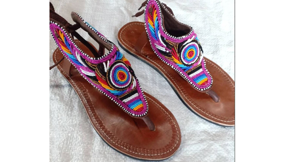 Правда эти шлепанцы стоят 15000 рублей, так верх из натуральной кожи пришит на подошву от сланца