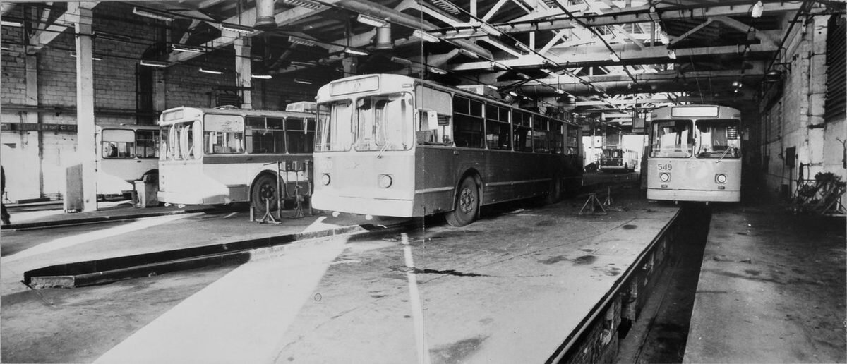 Машины маршрута №12 в депо №2.