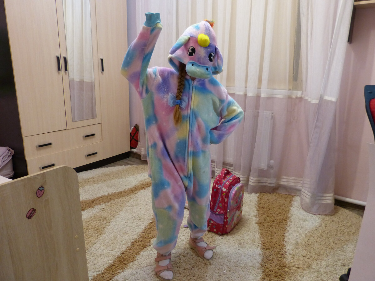 Кигуруми носит до сих пор. А вот рюкзак теперь только в художку. В школе на экзаменах не хочет с ним появляться. Фото мое