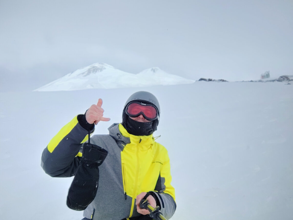 Станция Гарабаши (3847м) и г. Эльбрус (5621/5642м)