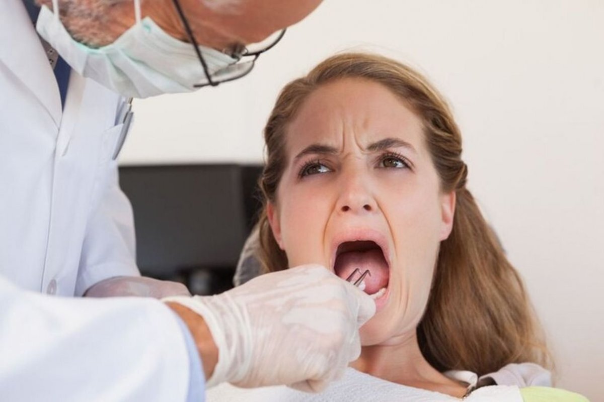 По словам терапевта Андрея Кондрахина, появление язвочек во рту может объясняться как нехваткой витаминов, так и заболеваниями.