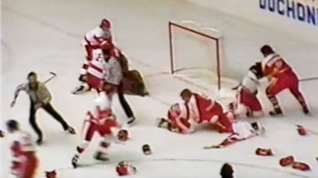 Великая драка между «молодежками» СССР и Канады. Там было все: убийственная «стенка на стенку» между будущими звездами хоккея, трусливое бегство судей, отключенный свет и конвой военных.