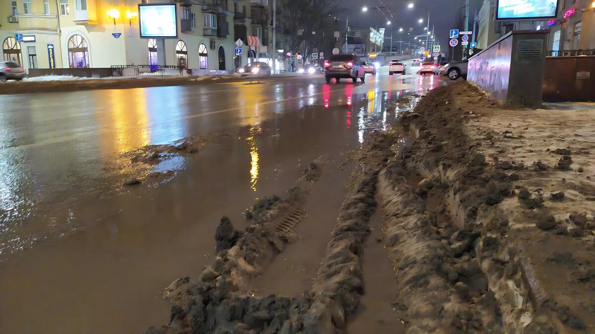     Потепление, пришедшее на смену сильным морозам, угрожает волгоградцам сильным гололедом. Неубранный снег активно тает и затапливает дворы и дороги, сообщают «НовостиВолгограда.ру».