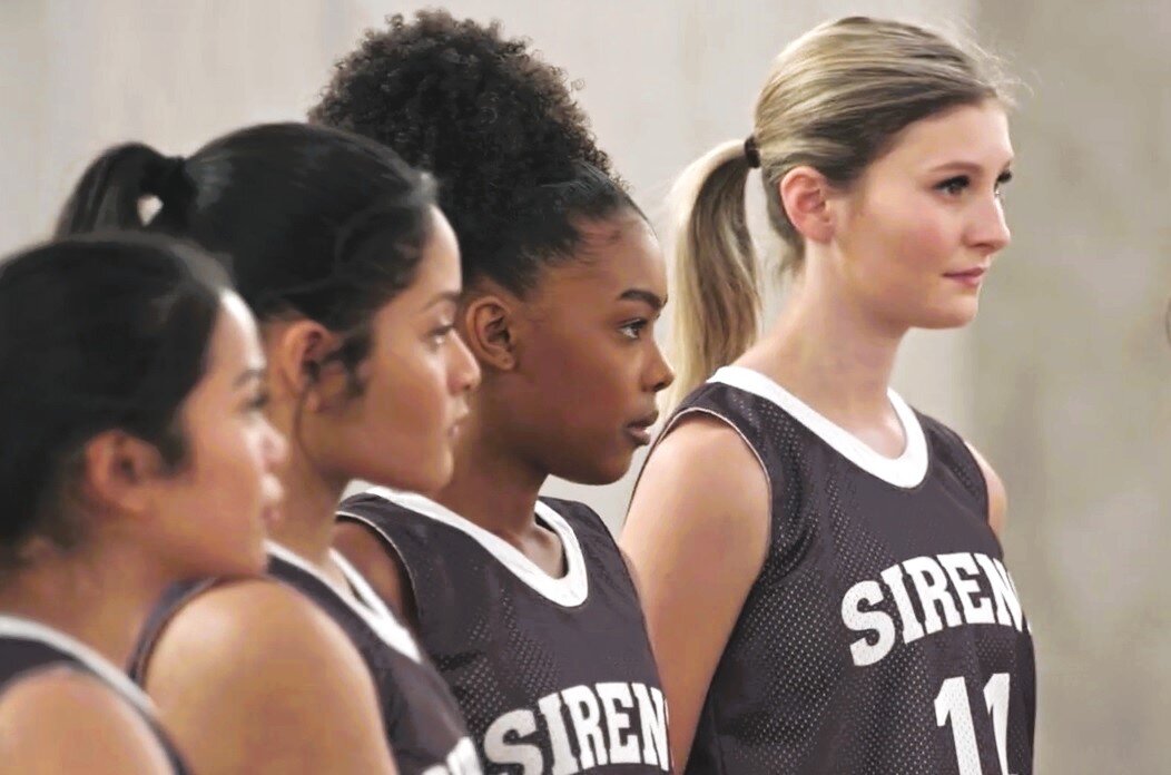 старшеклассницы-баскетболистки