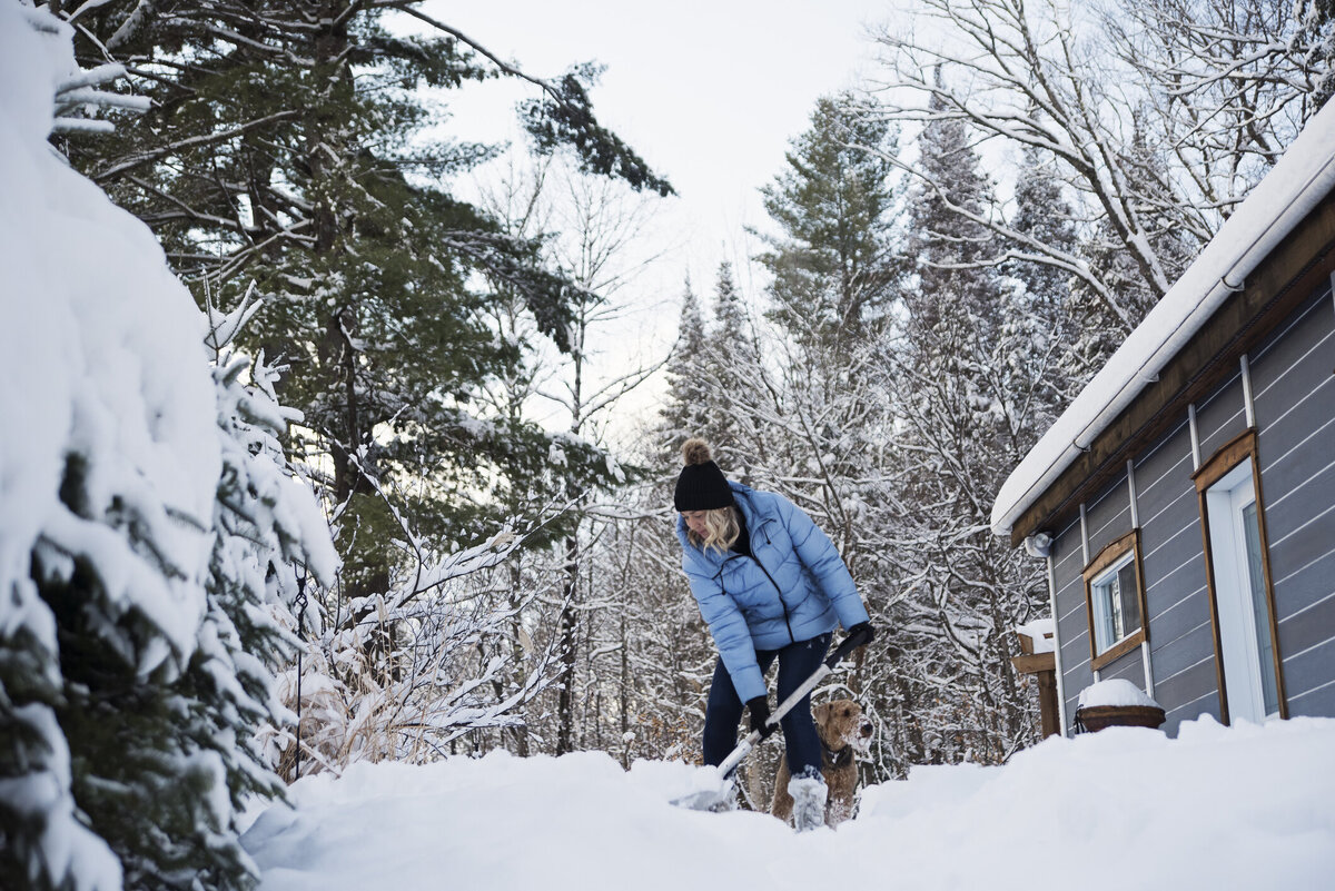    Помогает ли на даче снегоуборочная лопата? Опыт редактора, который сам каждое утро чистит снег