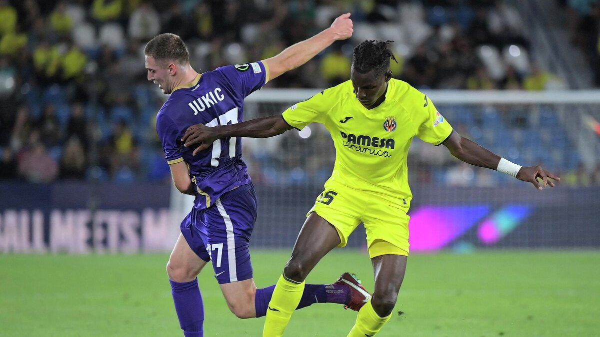 Александар Юкич в игре с Вильярелом в еврокубках