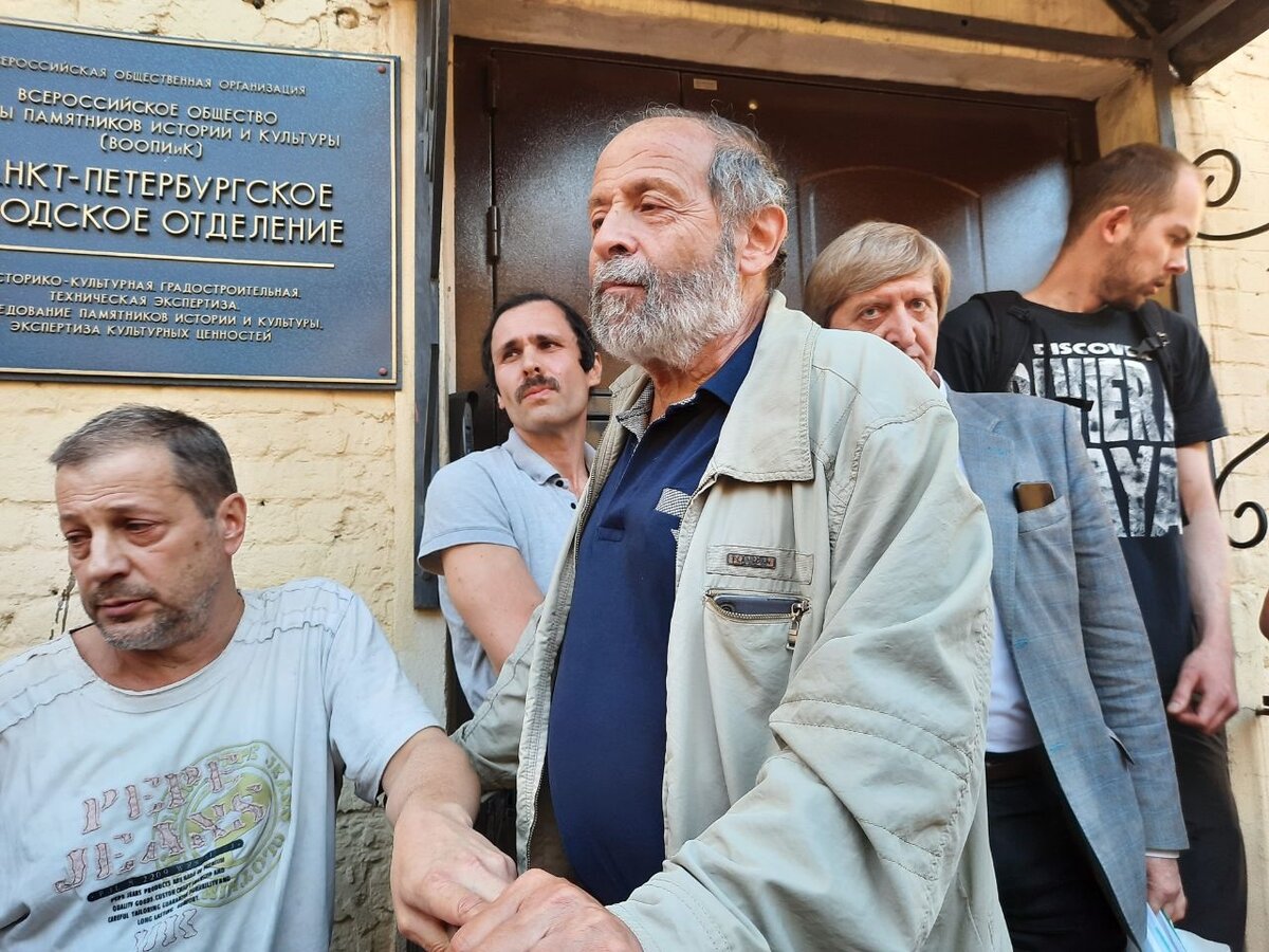 На фото: Борис Вишневский ( в центре) / пресс-служба Петербургского «Яблока» 