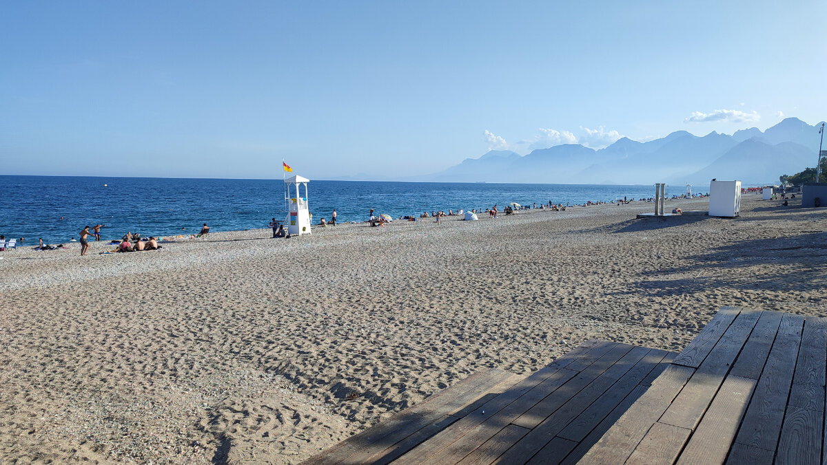 Набережная Коньялты.  Вид на горы.