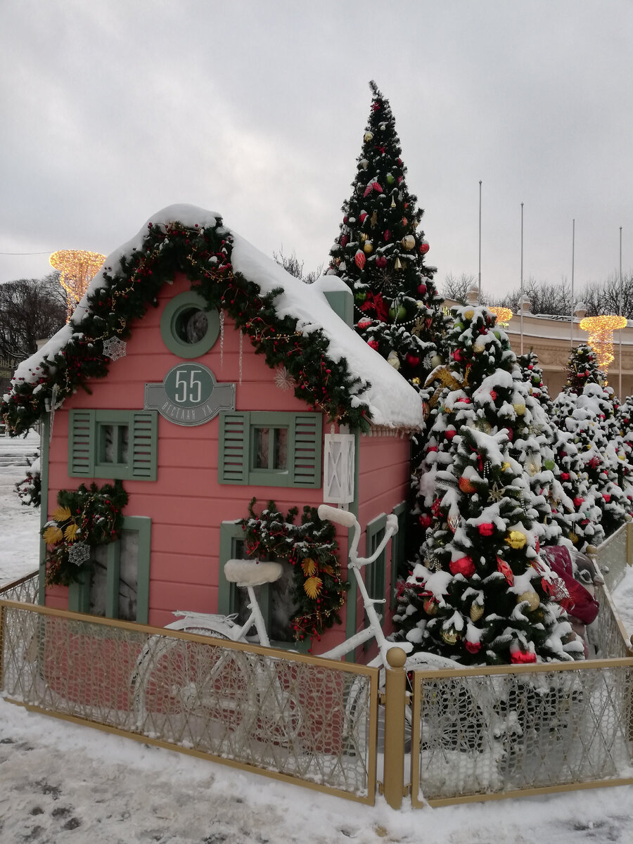 Такие же домики мы видели на Тверском бульваре. 