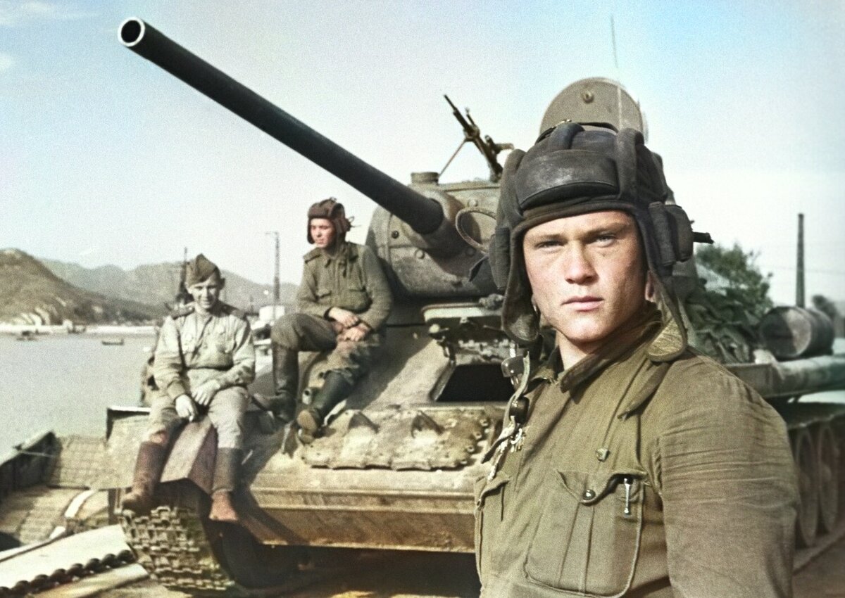 Советские танкисты рядом с Т-34 