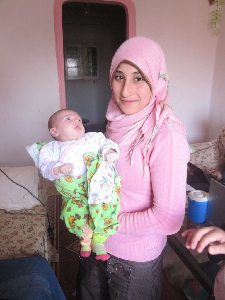 Понятия не имею, кто это) кажется, какая-то соседка. А на руках у нее моя старшая дочь