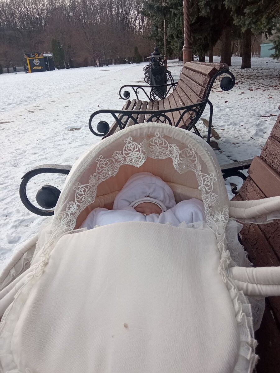 Вот в таком виде мы ходили в поликлинику в последний раз. Решила не заморачиваться с коляской, благо идти совсем ничего