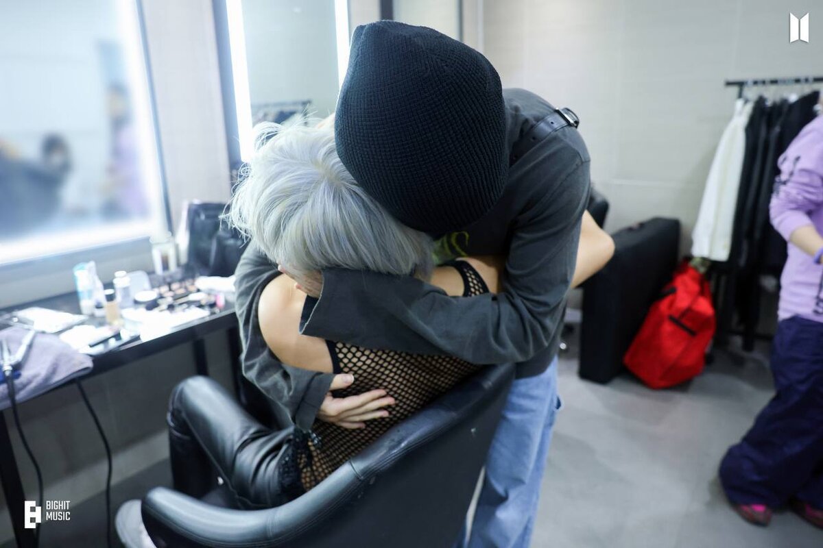 мужчина и женщина со спины. близкий человек. мудрые цитаты. родной человек цитаты. чем ближе мы тем меньше.