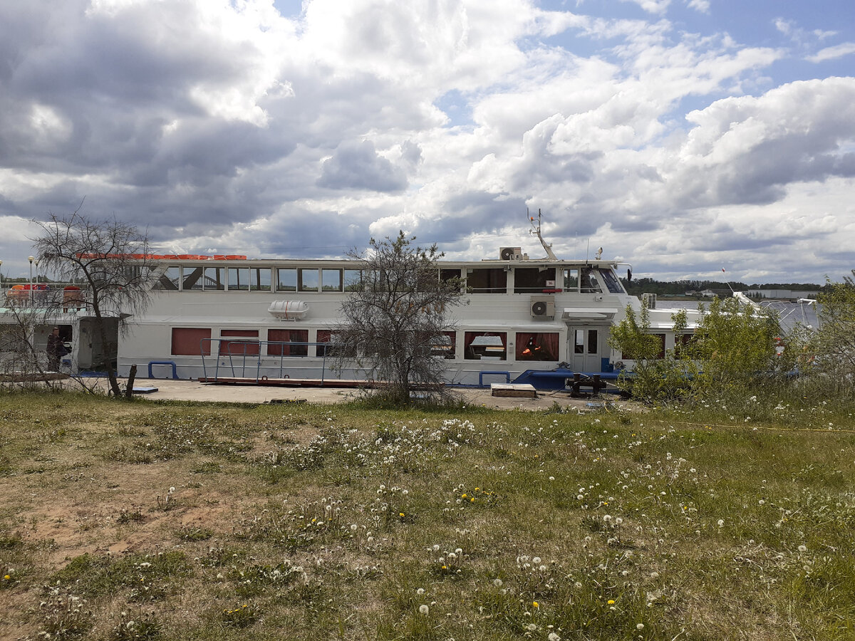 Прогулочный теплоход в Калязине