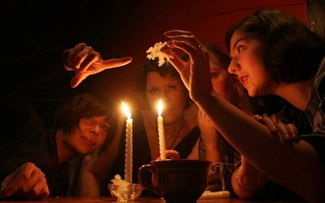 Раз в крещенский вечерок девушки гадали