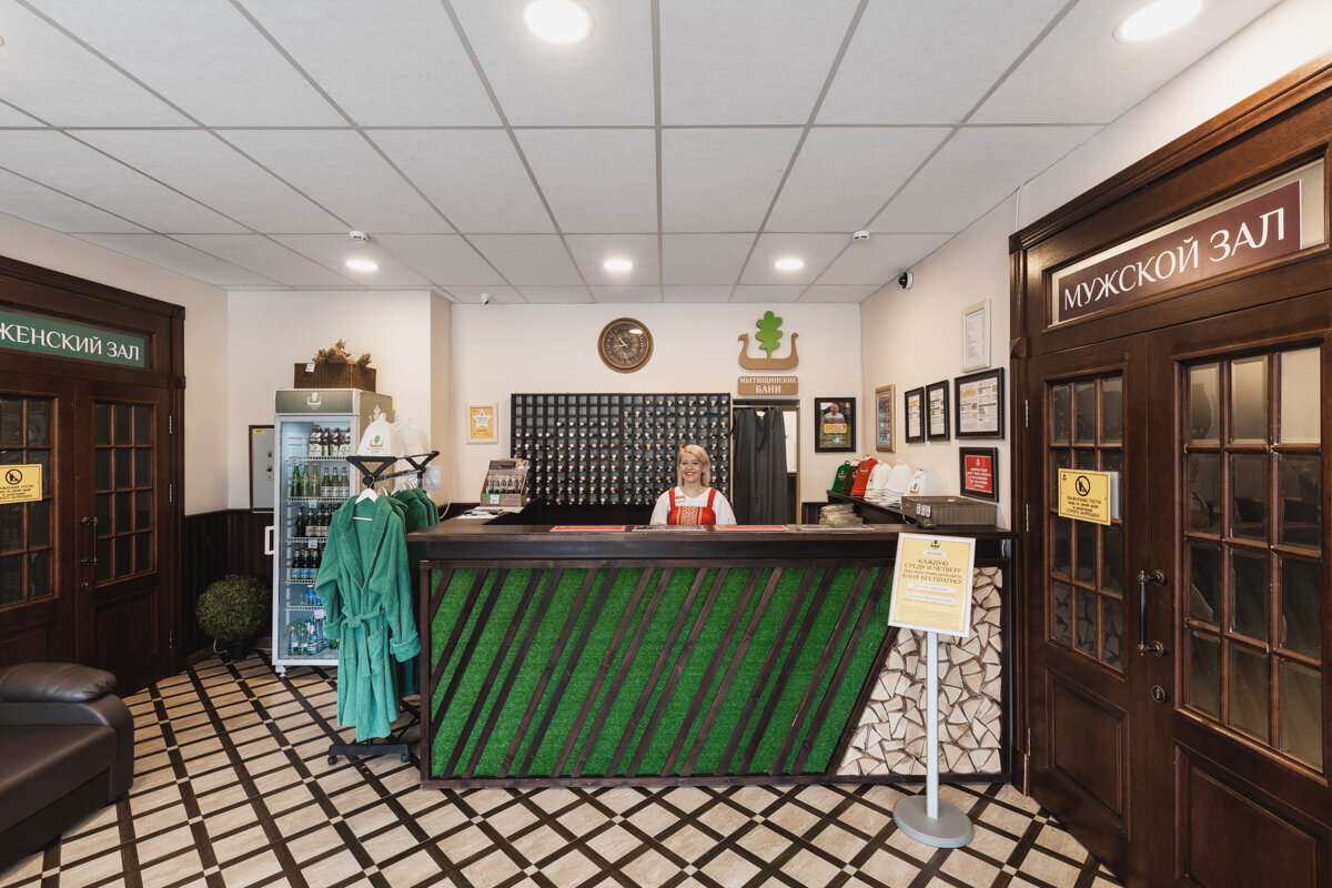 Входная группа очень удобная, несколько администраторов, можно быстро получить браслет, купить веник, халат, шапку и всё необходимое, если пришёл "без подготовки" 