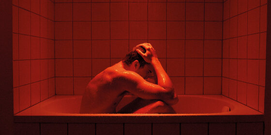 По этим кадрам хорошо видна разница в градусе напряжения в сценах фильма.