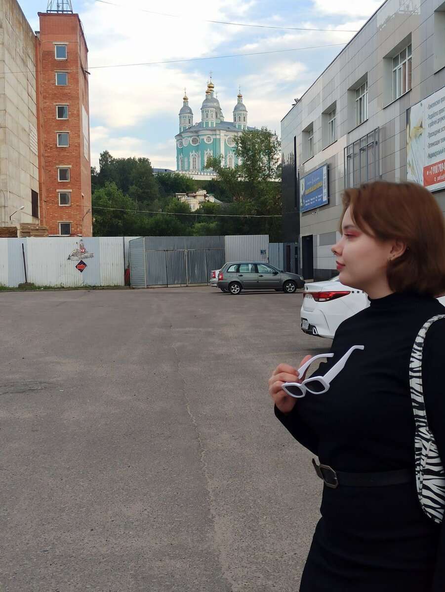 А еще у меня талант подбирать локации для фото! Шучу, но зато видно, в какой это стране и что за город)😆