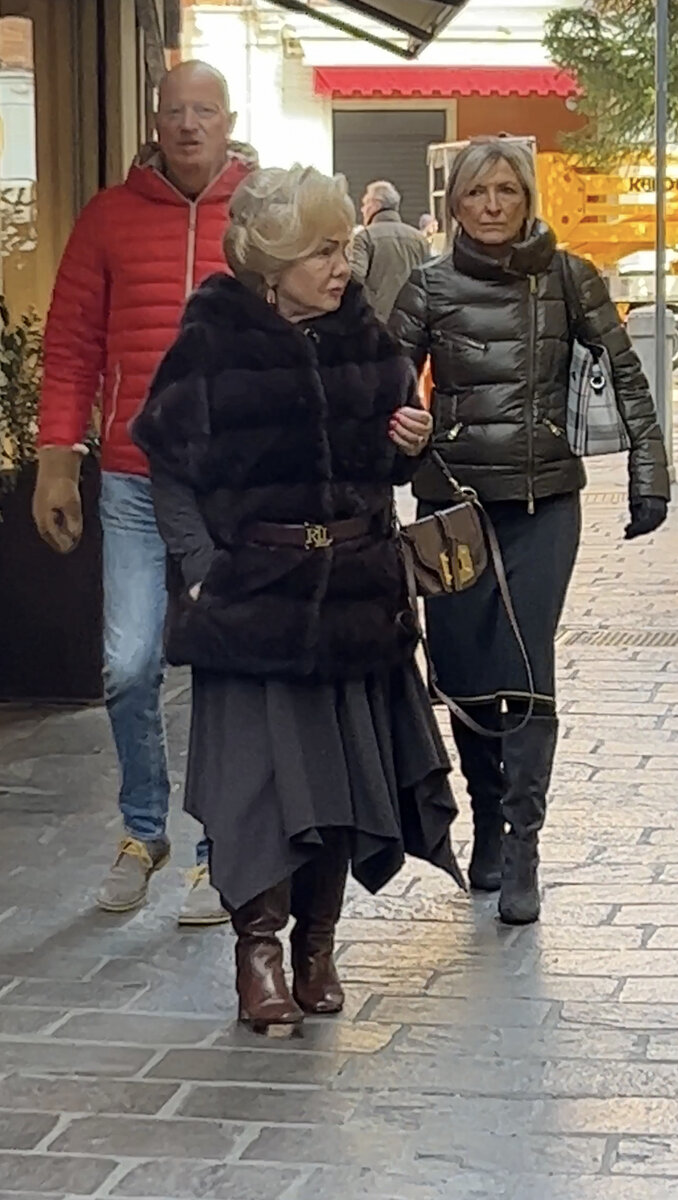 А вы знали, как в Италии принято относиться к пожилым дамам? Возможно в этом и секрет, почему глядя на пожилых итальянцев, я сразу понимаю, что передо мной - не туристы.-2
