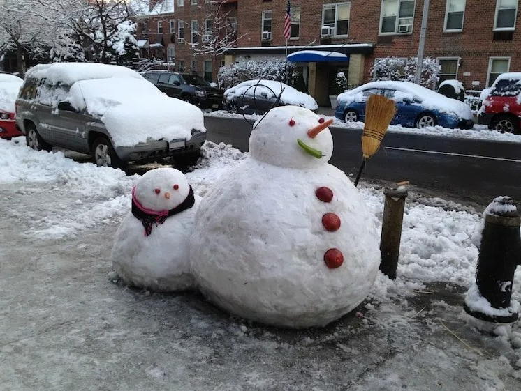 Символы зимы и нового года. Снеговик и новый год. Символы зимы и нового года. Символы зимы и нового года. Новогодние шарики на рабочий стол.