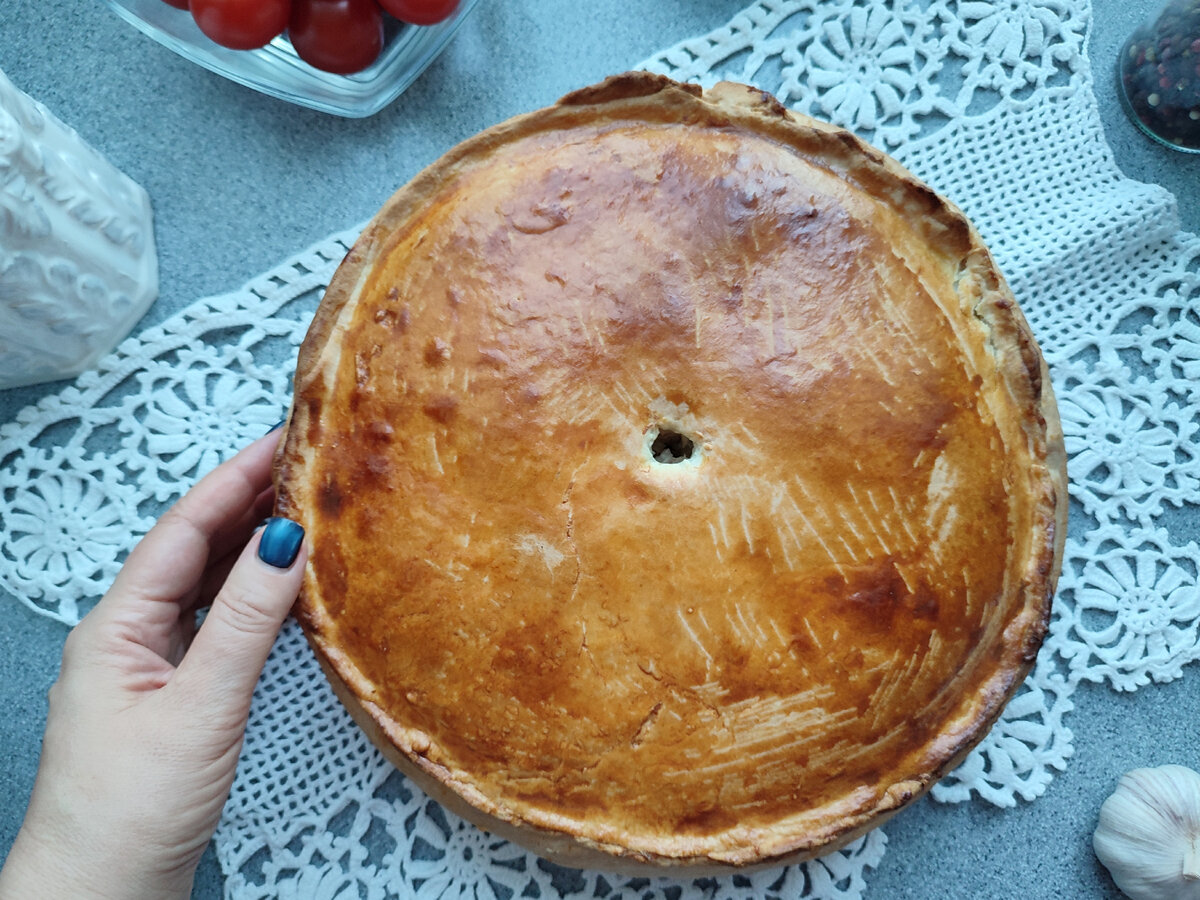 Я не украшала верхнюю часть курника, но конечно можно отложить немного теста и сделать какие-нибудь симпатичные фигурки.