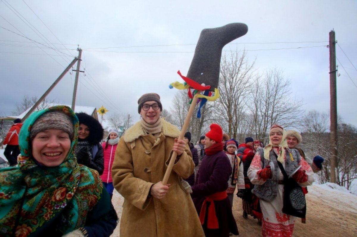    Кидая сапог за забор, обратите внимание, в какую сторону будет смотреть его носок. Оттуда и ждите суженого.